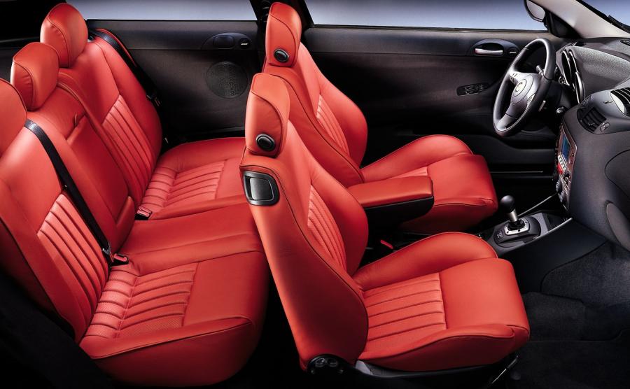 Интерьер Alfa Romeo 147 3-Door (937A) 2000 года  (фото 1 из 43)